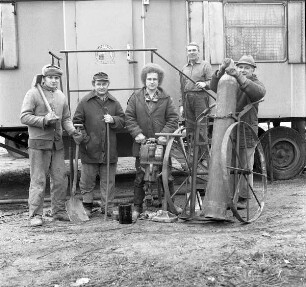 Fünf Gasmonteure vor ihrem Bauwagen
