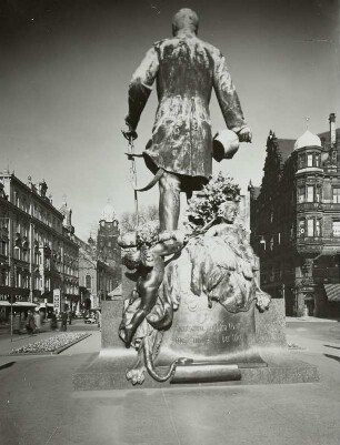 Bismarck-Denkmal, Ringstraße Dresden : Dresden-Altstadt, Ringstraße. Denkmal für Otto von Bismarck von Robert Dietz (1903 enthüllt; Adler vor 1945 eingeschmolzen, Figur nach 1945 entfernt und eingeschmolzen). Rückseite gegen Rathausturm