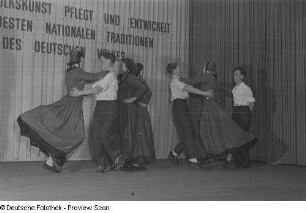 Auftritt einer am Bezirksausscheid der Volkskunstgruppen 1954 teilnehmenden Tanzgruppe
