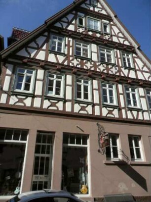 Stadtbild-Altburger Straße im Westen-Haus Nr 15 (erbaut 1695 - erneuert 1995)-Giebelständiges Haus mit Fachwerkobergeschossen in Riegelbauweise-28082016.