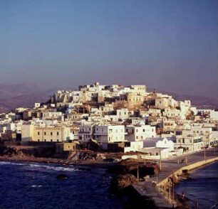 Naxos. Kastron. Hafenstadt und Kastron. Blick vom Paláti-Inselchen