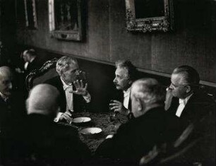 Der britische Premierminister Ramsay MacDonald im Gespräch mit Albert Einstein
