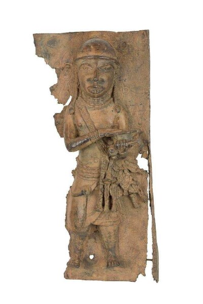 Fragment de plaque en relief : dignitaire avec boîte d'ekpokin