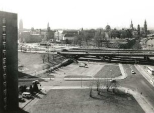 Dresden-Altstadt. Blick aus dem Wohnhochhaus, Terrassenufer 14, über die Carolabrücke nach Südwesten gegen die Altstadt