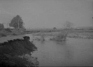 Zittauer Becken. Tal der Lausitzer Neiße. Alte Neiße (nach Neißeverlegung 1933). Blick flussabwärts zum Kraftwerk Hirschfelde