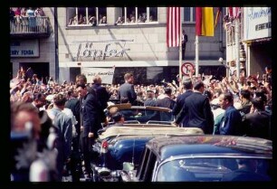 Bonn Marktplatz/ Kennedy im offenen Wagen von hinten, Menschenmenge grüßend