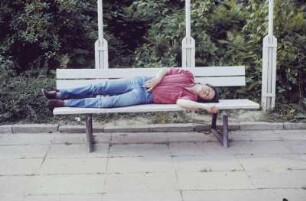 DDR. Junger Mann, auf einer Parkbank schlafend