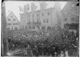 Fasnacht Sigmaringen 1935; Bräuteln vor dem Rathaus
