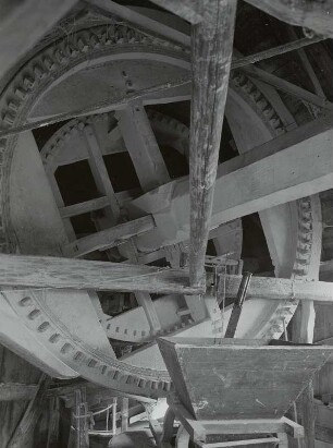 Deutschland. Bockwindmühle. Getriebewelle im Inneren