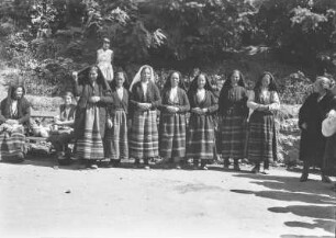 Gruppenportrait : Gruppenportrait mehrerer Bäuerinnen, die aus Charmanli stammen.