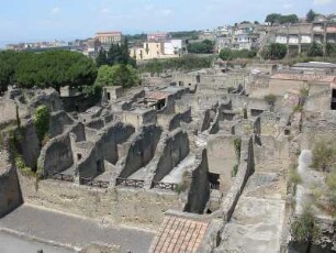Totalansicht der römischen Ausgrabungen mit moderner Stadt Herculaneum im Hintergrund