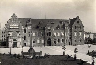 Städtisches Klinikum. Verwaltungsbau