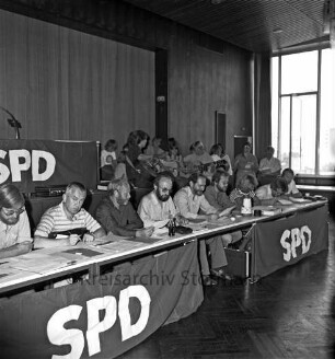 SPD: Kreisparteitag: Glinde: Festsaal des Rathauses und Bürgerhauses Glinde [später Marcellin-Verbe-Haus]: Kreisvorstand mit Kreisfraktionsvorsitzendem Peter-Klaus Lippert, Landtagsabgeordentem Eckart Kuhlwein und Kreisvorsitzendem Manfred E. Poppe
