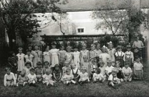 Niederstriegis-Grunau. Gruppenaufnahme einer Schulklasse beim Schulfest