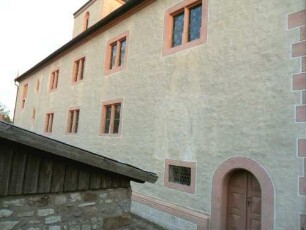 Langhaus (frühbarocker Neubau 17 Jh auf romanisch-gotischem Vorgänger) über Traufseite Nord von Nordwesten
