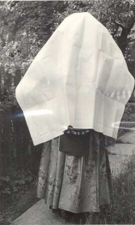 Festliche Kirchgangstracht aus Nebelschütz : Kleidung - katholische Tracht. Ort: Njebjelčicy / Nebelschütz. Katholische Frau mit weißleinenem Kopftuch (sorbisch: płachćička) (getragen an Fronleichnam und anderen großen kirchlichen Festtagen)