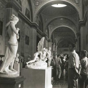 Sankt Petersburg. Staatliche Ermitage. Ausstellungsraum mit Amor und Psyche von Canova und Besuchern