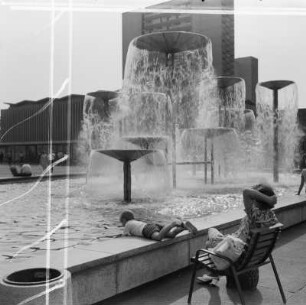 Wasserspiel mit Schalen : Dresden. Sich ausruhende Frau mit Kind am Brunnenrand der Wasserspiele mit Schalen