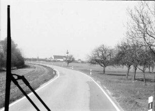 Kappel: Landstraße mit Kirche und Ortsdurchfahrt