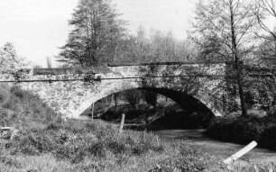 Triebischtal-Roitzschen. Alte Brücke zwischen Korkmühle und Maschinenbauanstalt Karl Rebsch über die Triebisch