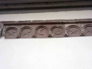 Soisdorf-Langhaus Traufseite Süd im Südosten-vermauertes Rundbogenfries mit Ornamentik (Spolie des romanischen Vorgängers)