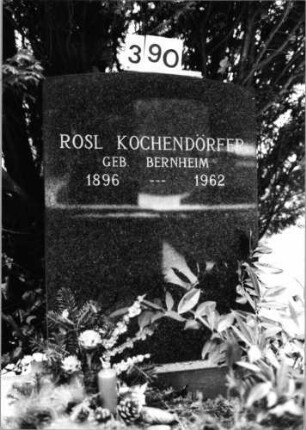Grabstein 390 (Index: 100092497) Material: Granit Zustand: gut Maße HxBxT: 82x62x12 cm Beschreibung: aufgesockelte Stele mit Segmentbogenabschluß: Grabstein 390