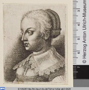 Brustbild einer Frau mit zwei kleinen Spangen vor der Brust