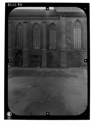 Neubrandenburg. Stadtkirche St. Marien (Wiederaufbau 1975-2001). Teilansicht von Norden