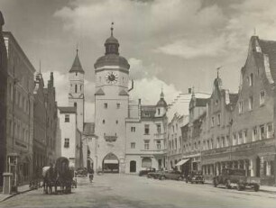 Vilsbiburg (Oberbayern). Stadtplatz mit dem Oberer Torturm (Bildmitte) und der ehemaligen Spitalkirche (im Bild links)