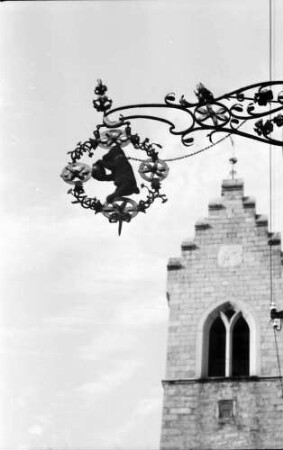 Sterzing-Vipiteno: Aushängeschild [Nasenschild] und Torturm