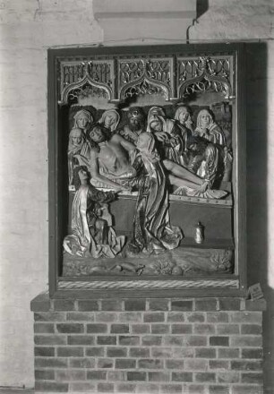 Greifswald. Sankt Marienkirche. Mittelstück eines Schnitzaltars mit Grablegung. Ende 15. Jahrhundert