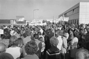 Demonstration von Anwohnern aus Neureut, Knielingen und der Nordweststadt im Zusammenhang mit der Geruchsbelästigung aus dem Klärwerk Karlsruhe