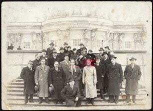 Zum Gruppenportrait aufgestellte Teilnehmer einer Reisegruppe mit Geschäftsleuten aus Bulgarien um Hristo Petrow Dimitrow vor Schloss Sanssouci in Potsdam
