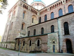 Ansicht von Nordwesten mit nördlichem Querhausarm mit achteckiger Vierungskuppel und ansetzendem Langhaus mit Zwerggalerie sowie Afrakapelle in Übersicht