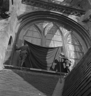 Franz Prinz von Sayn-Wittgenstein (links) und Hans-Adalbert von Stockhausen (rechts) beim Verdunkeln eines Chorfensters der Kathedrale Saint-Julien in Le Mans (Aufnahme im Rahmen der Fotokampagne im besetzten Frankreich)