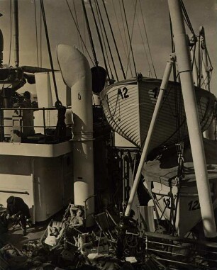 Auf dem Achterdeck des 1931 in Dienst gestellten kombinierten Passagier- und Frachtschiff "Monte Rosa" der Hamburg Südamerikanischen Dampfschifffahrtsgesellschaft. Passagiere nehmen in Liegestühlen ein Sonnenbad