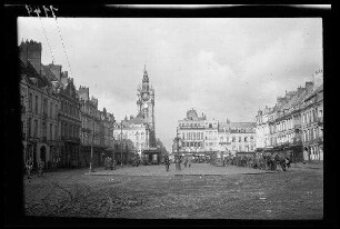 Douai (Dep. Nord, Frankreich): [Marktplatz bzw. "Place d'Armes"], im Hintergrund der [Belfried bzw. Glockenturm]