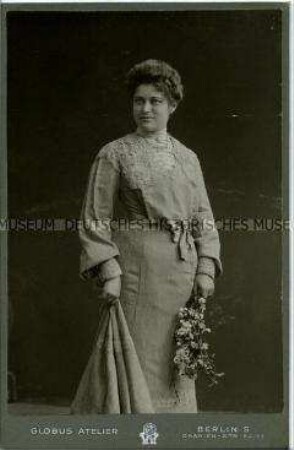 Frau im hellen Kleid mit Blumen