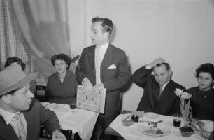 Jüdische Studentinnen und Studenten während einer Seder-Feier