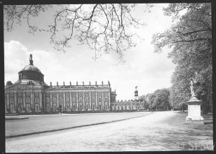 Potsdam, Neues Palais, Gartenseite, Ansicht der nordöstl. Seite bis zum Mittelrisalit.