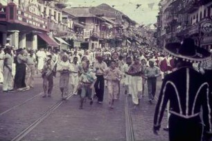 Reisefotos Panama. Panama City, Avenida Central. Straßenbild mit Festumzug und Zuschauern am Straßenrand (vielleicht zum Karneval)