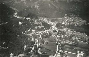 Oybin. Ort und Berg Oybin gegen Töpfer. Luftbild-Schrägaufnahme von Südwest