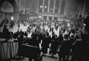 Reisende in der Bahnhofshalle des Leipziger Hauptbahnhofs