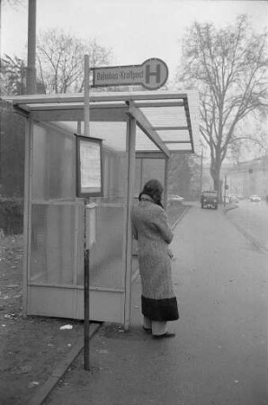 Wartehäuschen an der Omnibus-Haltestelle Linkenheimer Tor