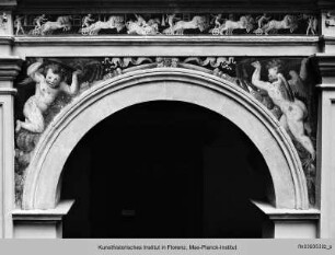 Wagenrennen; Putten mit Kardinalshut - Ausschmückung des Hofes mit Fresken und Terrakottareliefs