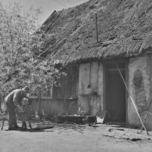 Strohgedecktes Blockhaus in Leipe. : Ze słomu kryta kładźita chěža w Lipjem.