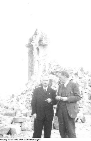 Dresden, Neumarkt. Dresdner Kreuzchor am Lutherdenkmal vor der Ruine der Frauenkirche, u.a., um 1946