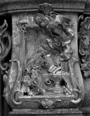 Altar des Heiligen Benedikt — Relief der Predella: Der Evangelist Matthäus