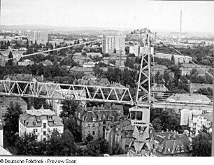 Dresden. Panorama-Aufnahme 12 mit Baukran am Fetscherplatz. Blick über Grunaer Straße und Schornstein vom Heizkraftwerk Dresden-Reick nach Südosten