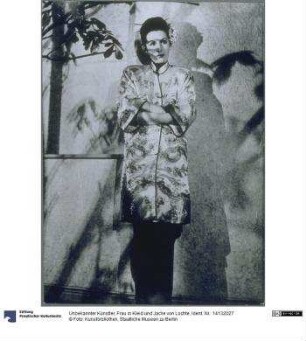 Frau in Kleid und Jacke von Lochte